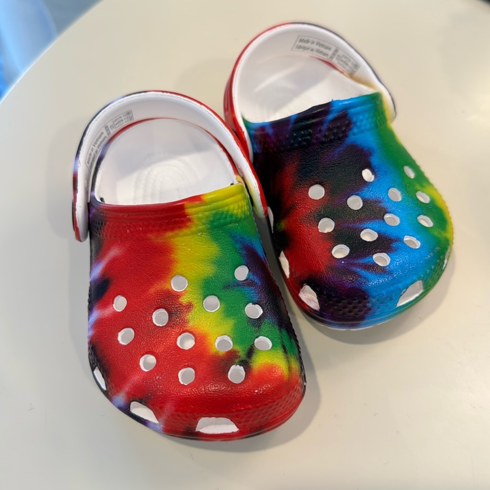 Tie dye crocs little kids size 2 3